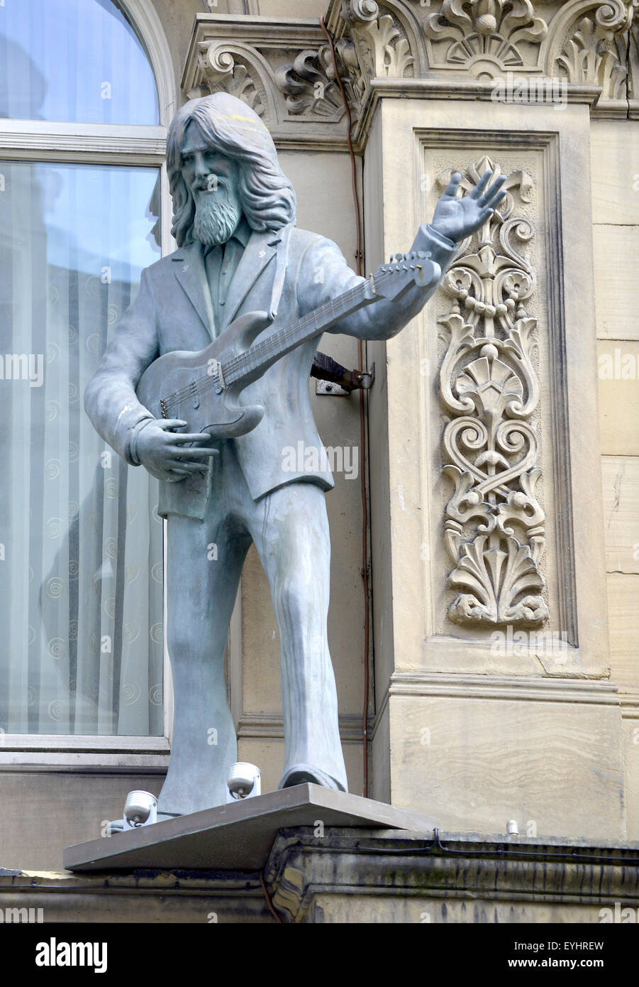 Statue von George Harrison auf der Außenseite von der anstrengenden Nacht im Hotel. Die Stadt von Liverpool, England, UK Stockfoto