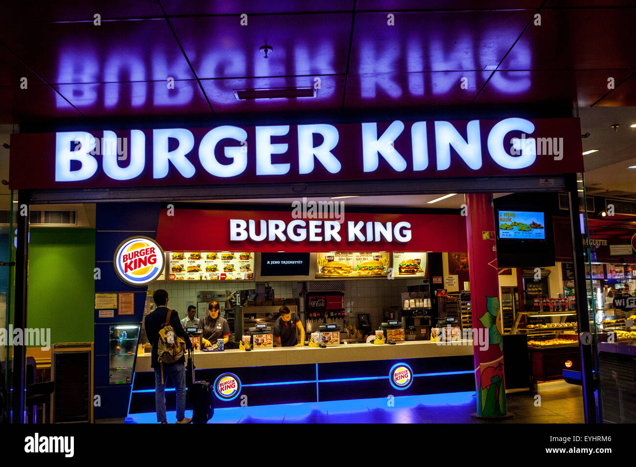Burger King Counter Logo auf dem Hauptbahnhof Prag, Tschechische Republik, Europa Stockfoto