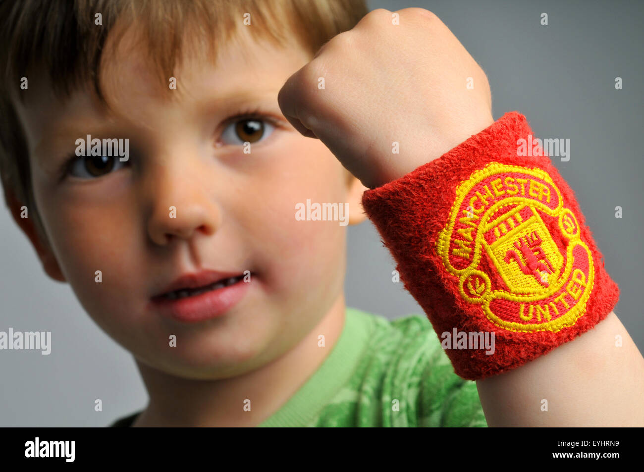 Junge mit einem Manchester United Handgelenk-Schweißband Stockfoto