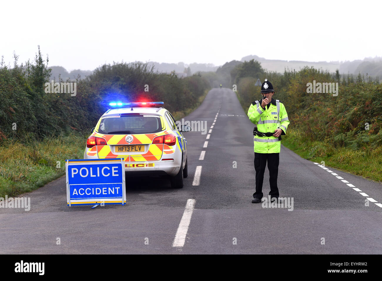 An einer Straße Straße Kollision Verkehrsstörung, Polizist Polizei geschlossen Straße, UK Stockfoto