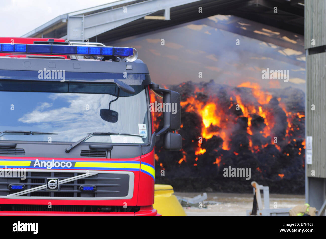 Plumpton, East Sussex, Großbritannien. Juli 2015. Die Feuerwehr enthält Feuer in der Heu- und Strohlagerscheune des Plumpton Agricultural College Stockfoto