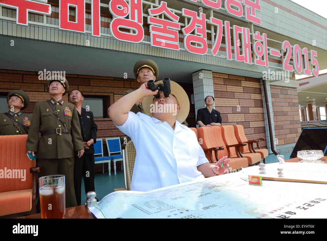 (150730)--Pjöngjang, 30. Juli 2015 (Xinhua)--Foto zur Verfügung gestellt von Korean Central News Agency (KCNA) am 30. Juli 2015 zeigt Top-Leader der Demokratischen Volksrepublik Korea (DVRK) Kim Jong Un (vorne) beobachtete Contest "2015 Bekämpfung Luft-Luft kommandierende Offiziere der Luft und Anti-Air Force von der koreanischen Leute Army(KPA)". Der Wettbewerb fand am Kalma Flughafen, die auf eine Erweiterung Basis wieder aufgebaut, anlässlich des 62. Jahrestages des Sieges im großen Vaterländischen Befreiungskrieg der DVRK. Stockfoto