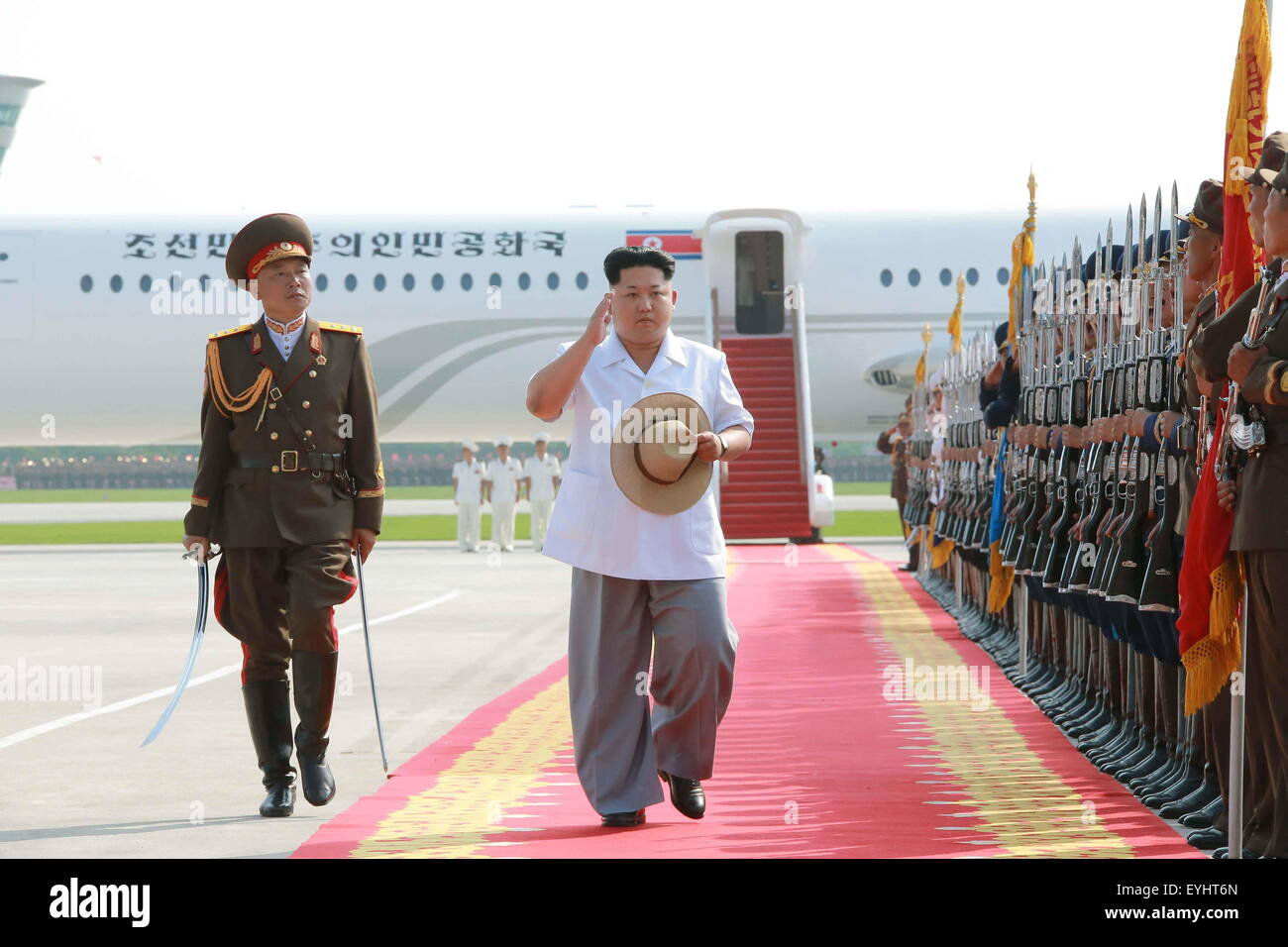 Pyongyang. 30. Juli 2015. Foto zur Verfügung gestellt von Korean Central News Agency (KCNA) am 30. Juli 2015 zeigt Top-Leader der Demokratischen Volksrepublik Korea (DVRK) Kim Jong Un (2 L) Inspektion "Bekämpfung Luftfahrt Contest 2015 der Luft kommandierende Offiziere der Luft und Anti-Air Force von der koreanischen Leute Army(KPA)". Der Wettbewerb fand am Kalma Flughafen, die auf eine Erweiterung Basis wieder aufgebaut, anlässlich des 62. Jahrestages des Sieges im großen Vaterländischen Befreiungskrieg der DVRK. Bildnachweis: KCNA/Xinhua/Alamy Live-Nachrichten Stockfoto