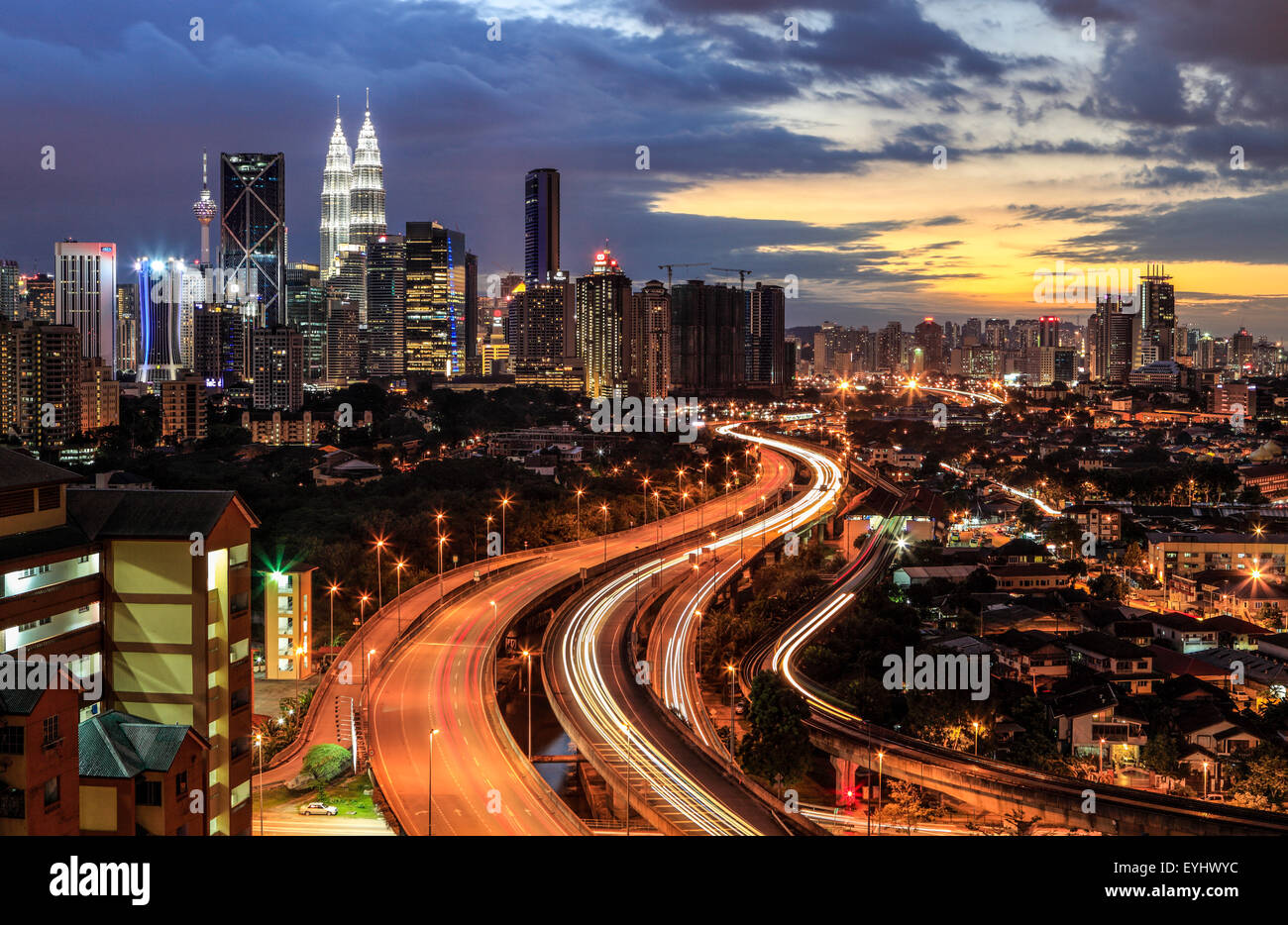 Die Aussicht auf die Skyline von Kuala Lumpur City während des Sonnenuntergangs. Stockfoto