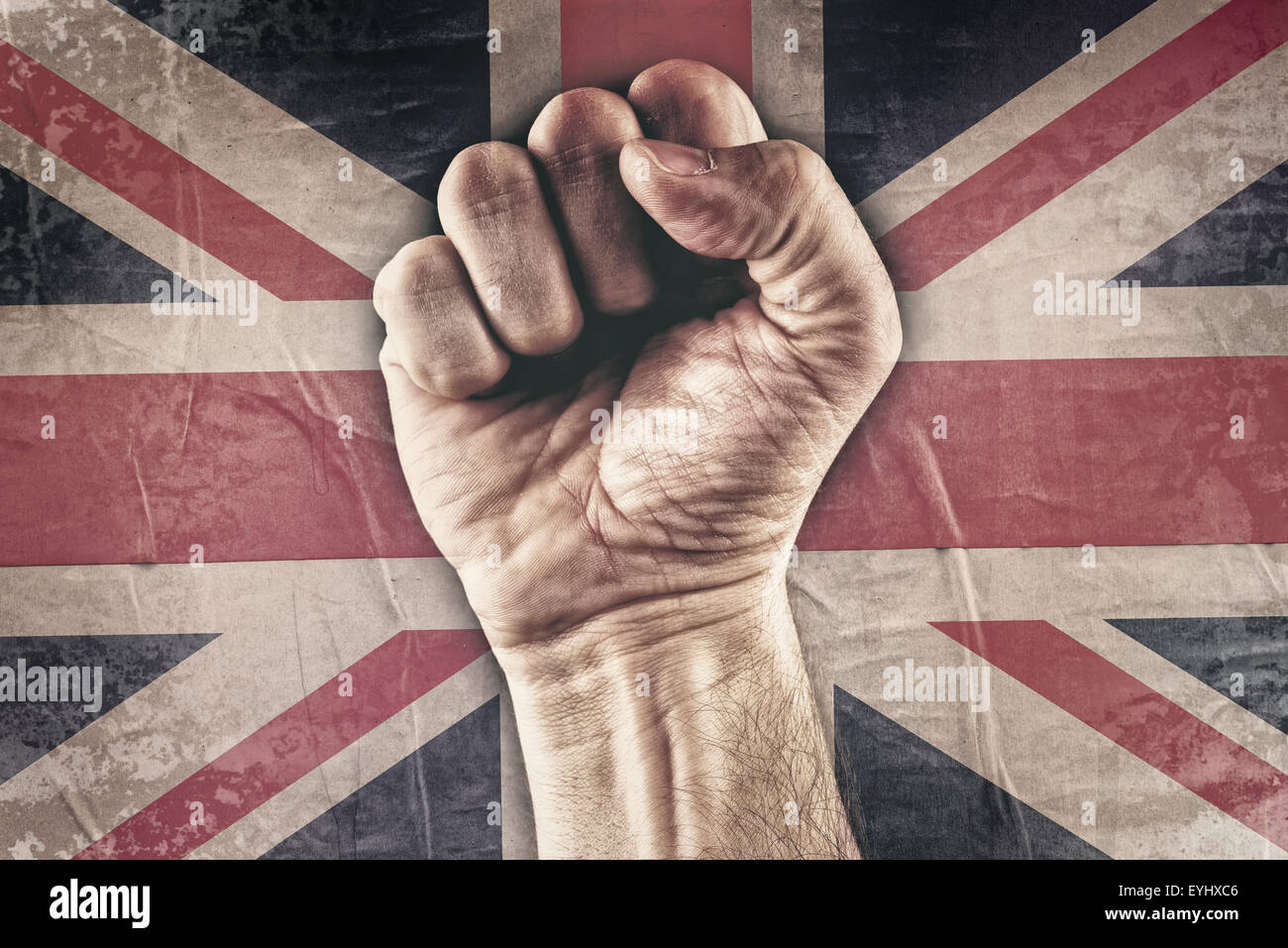 Great Britain Riot Faust mit Grunge UK Flagge im Hintergrund, getönten Retro Bild Stockfoto