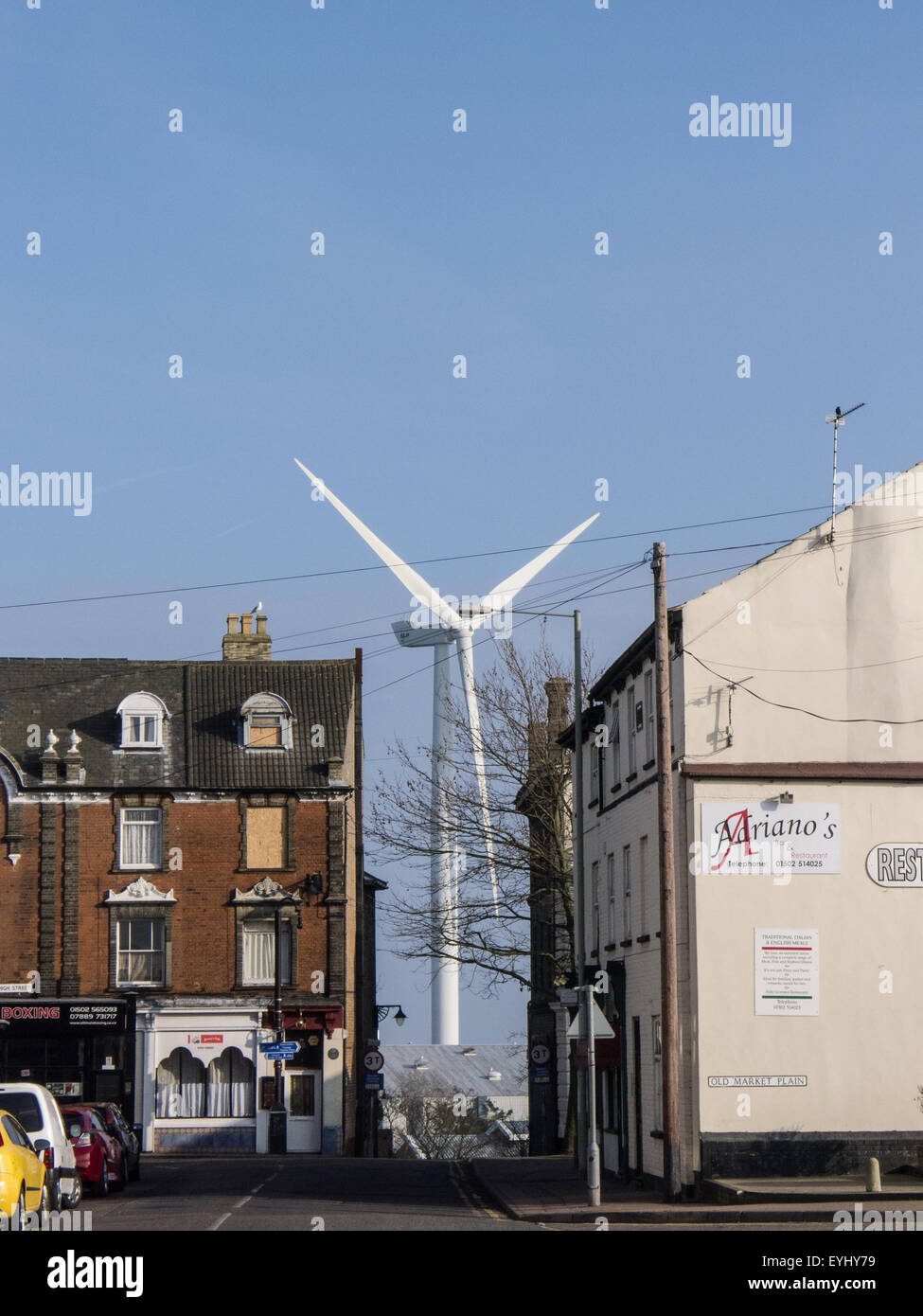 Lowestoft, Suffolk, England. Windkraftanlage zwischen den Häusern an der High Street. Stockfoto