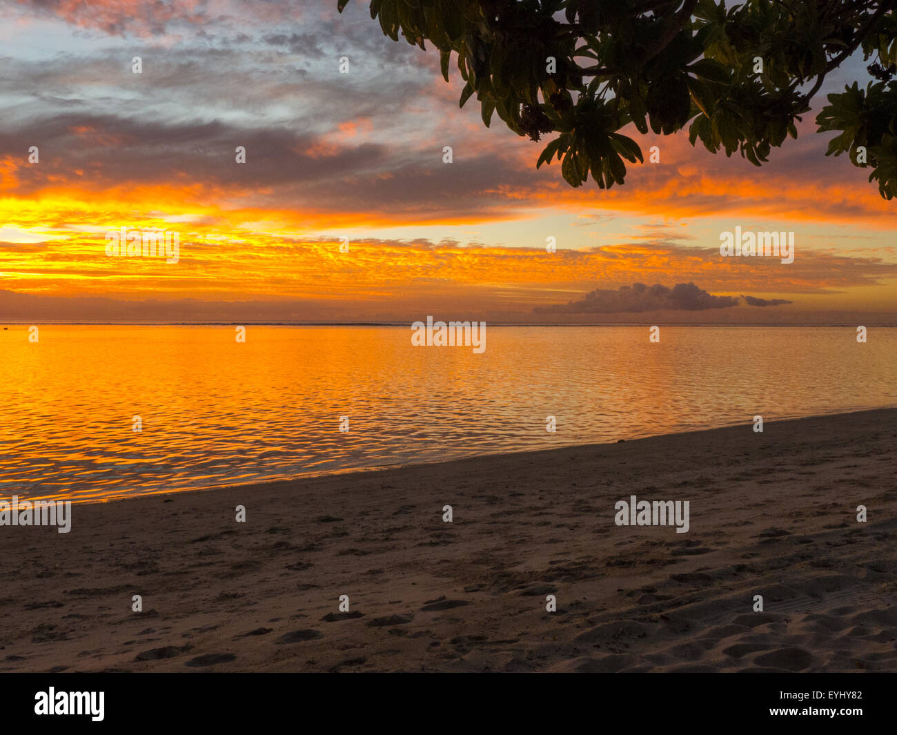 Flic En Flac, Mauritius. La Pirogue Touristenort. Goldener Sonnenuntergang. Stockfoto