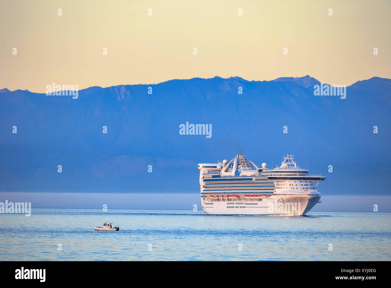 Luxus-Kreuzfahrtschiff Golden Princess in der Juan de Fuca Strait bei Sonnenaufgang-Victoria, British Columbia, Canada. Stockfoto