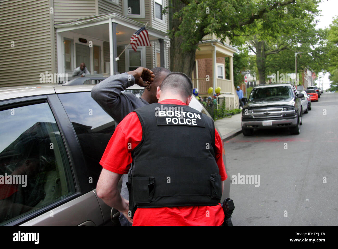 Mann gesucht von einfachen bekleidet Polizeibeamten in Boston, Massachusetts, USA Stockfoto