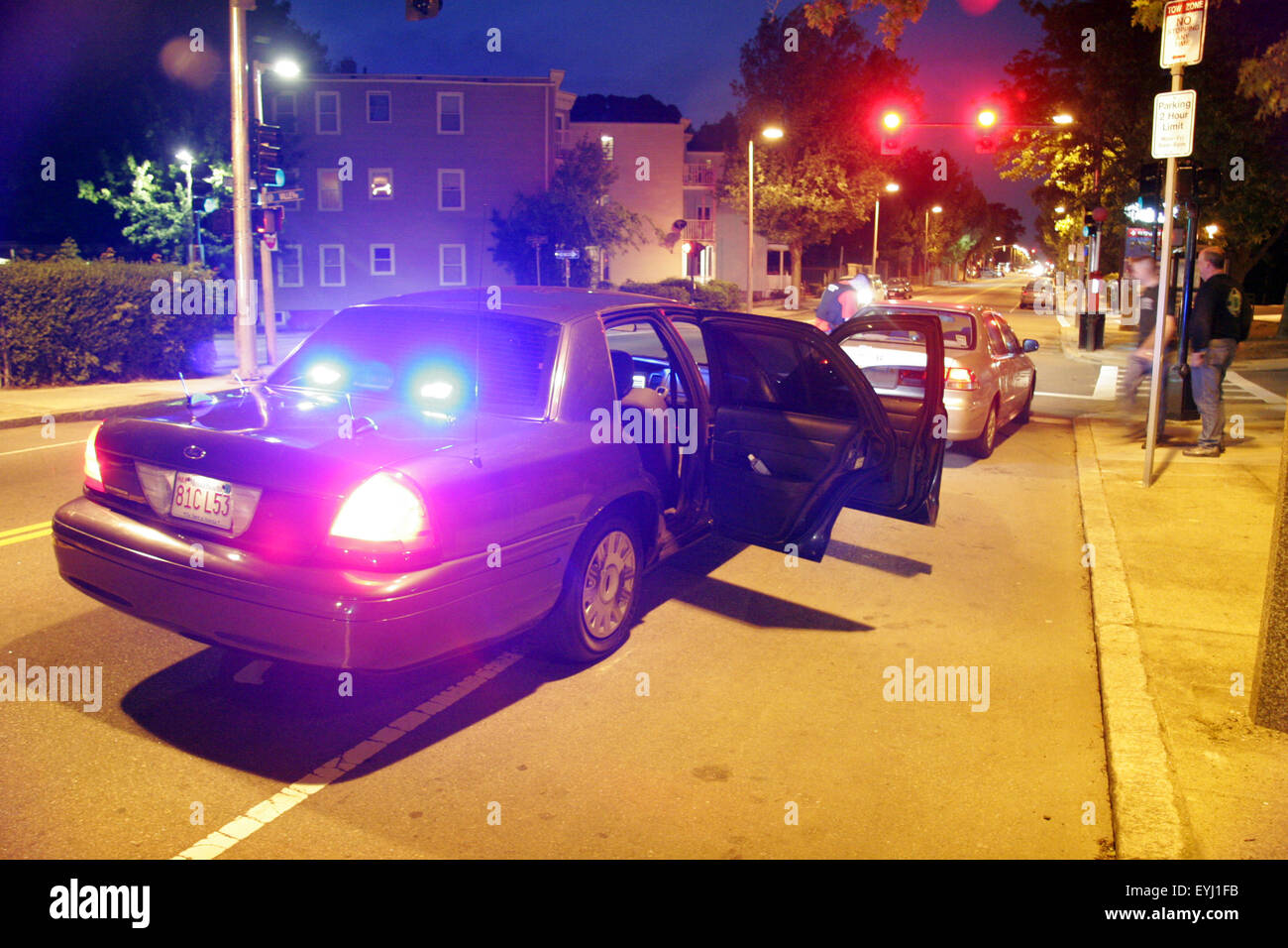 Schlichte bekleidet Polizisten stoppen einen Mietwagen in Boston, Massachusetts, USA Stockfoto