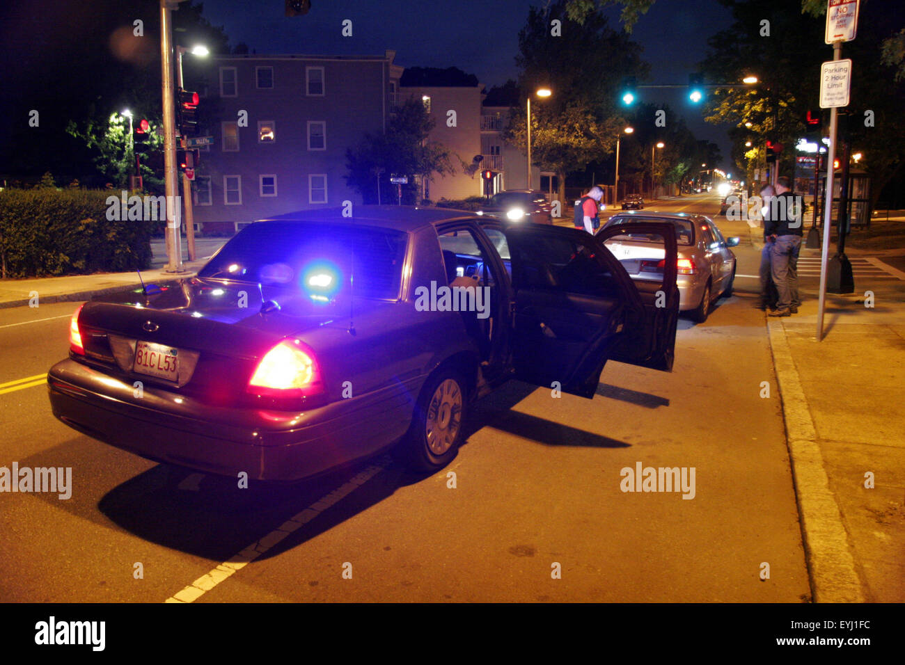 Schlichte bekleidet Polizisten stoppen einen Mietwagen in Boston, Massachusetts, USA Stockfoto