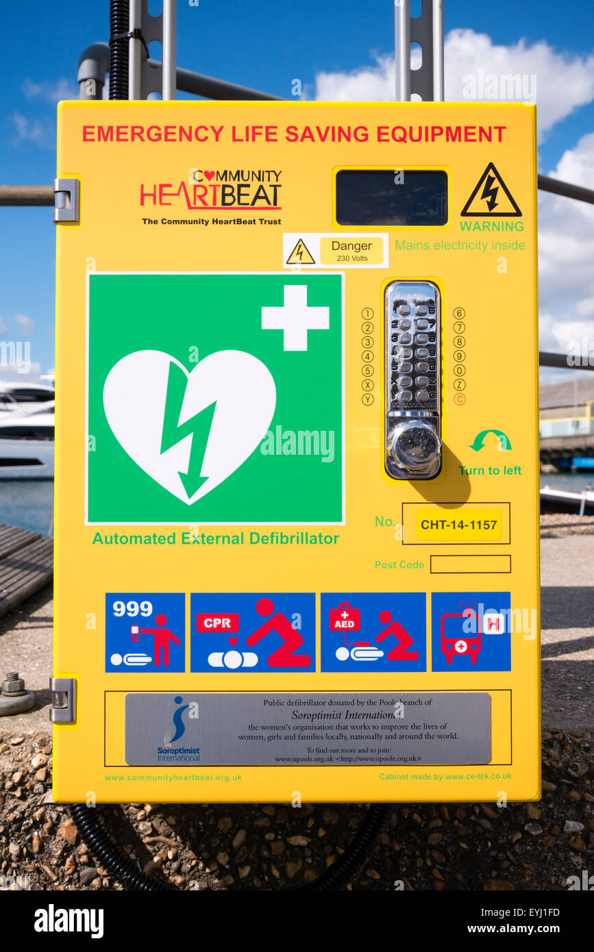 Defibrillator Notfall lebensrettende Ausrüstung auf der Straße, UK. Stockfoto