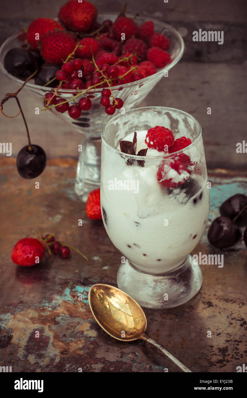 süßes Dessert Eis pro Glas und frischen Beeren, Kirschen, Johannisbeeren, Erdbeeren. Foto getönt. Stockfoto