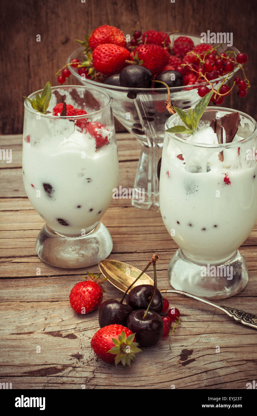süßes Dessert Eis pro Glas und frischen Beeren, Kirschen, Johannisbeeren, Erdbeeren. Foto getönt. Stockfoto