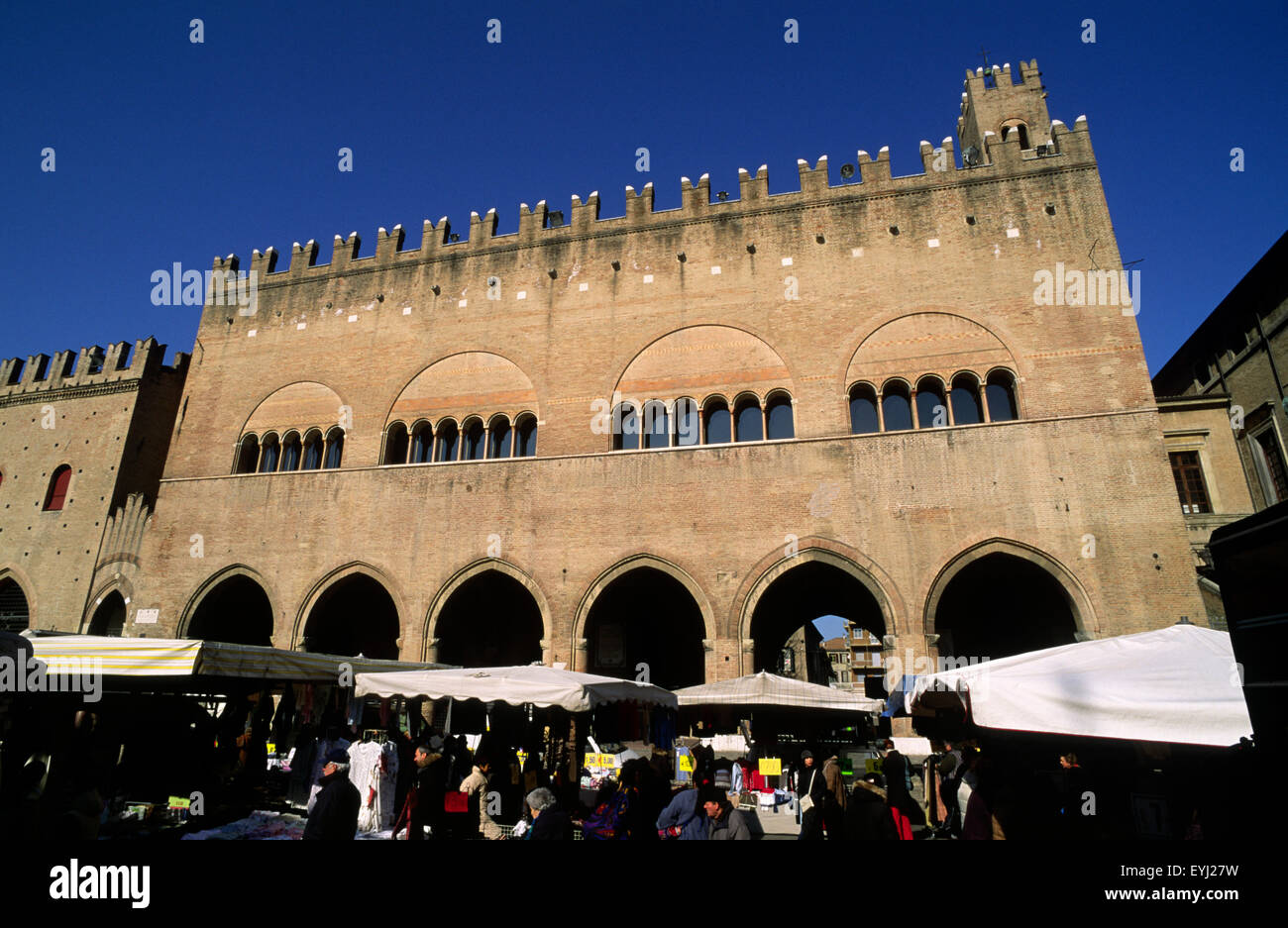 Italien, Emilia Romagna, Rimini, Piazza Cavour, Palazzo dell'Arengo, Sonntag Markt Stockfoto