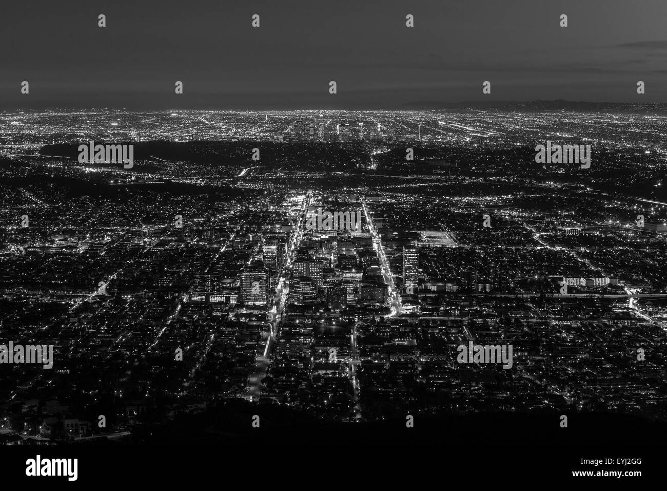 Glendale und downtown Los Angeles Antenne Nacht Schwarz und weiß. Stockfoto