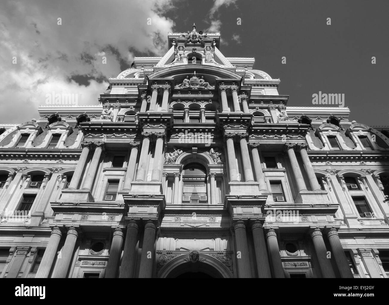 Philadelphia City Hall mit Wolken in schwarz und weiß. Stockfoto