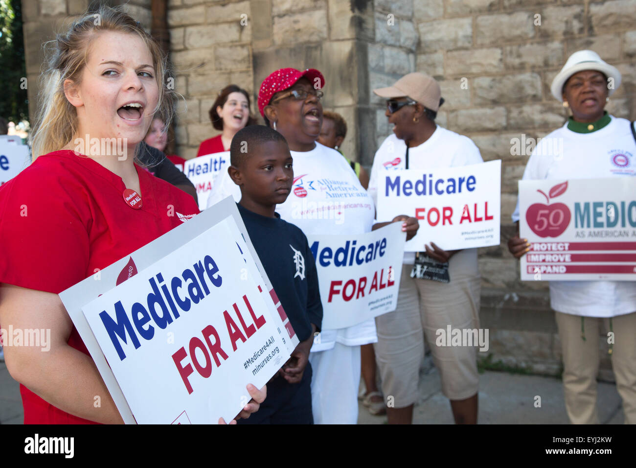 Detroit, Michigan, USA. 30. Juli 2015.  Krankenschwestern, Gewerkschaftsmitglieder und Rentner-Rallye zur Verbesserung der Medicare, wie den 50. des Programms Jahrestag. Sie möchten Medicare Deckung jeder erweitern. Bildnachweis: Jim West/Alamy Live-Nachrichten Stockfoto