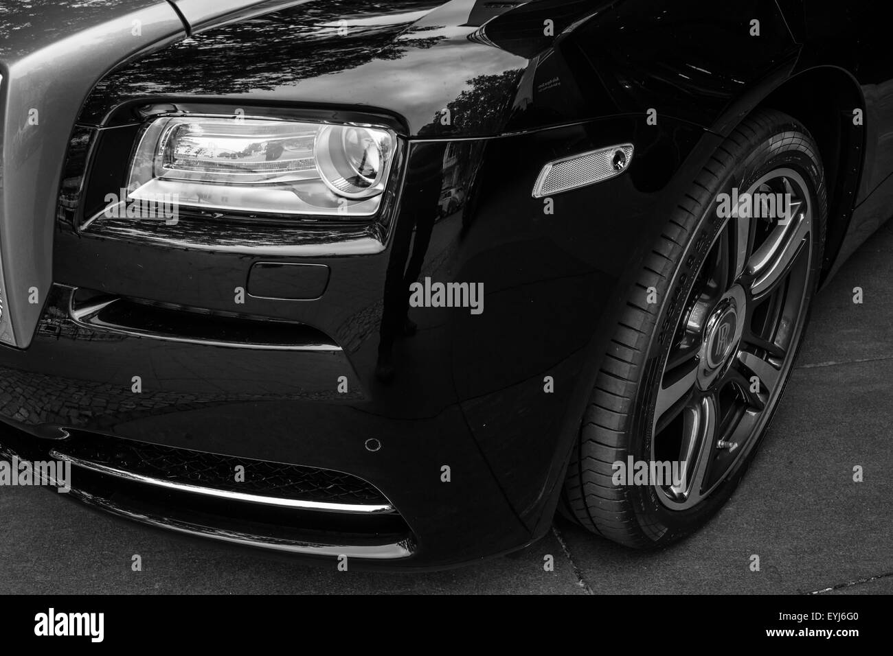 Fragment der Full-Size-Luxus-Auto Rolls-Royce Wraith (ab 2013). Schwarz und weiß. Die Classic Days am Kurfürstendamm. Stockfoto