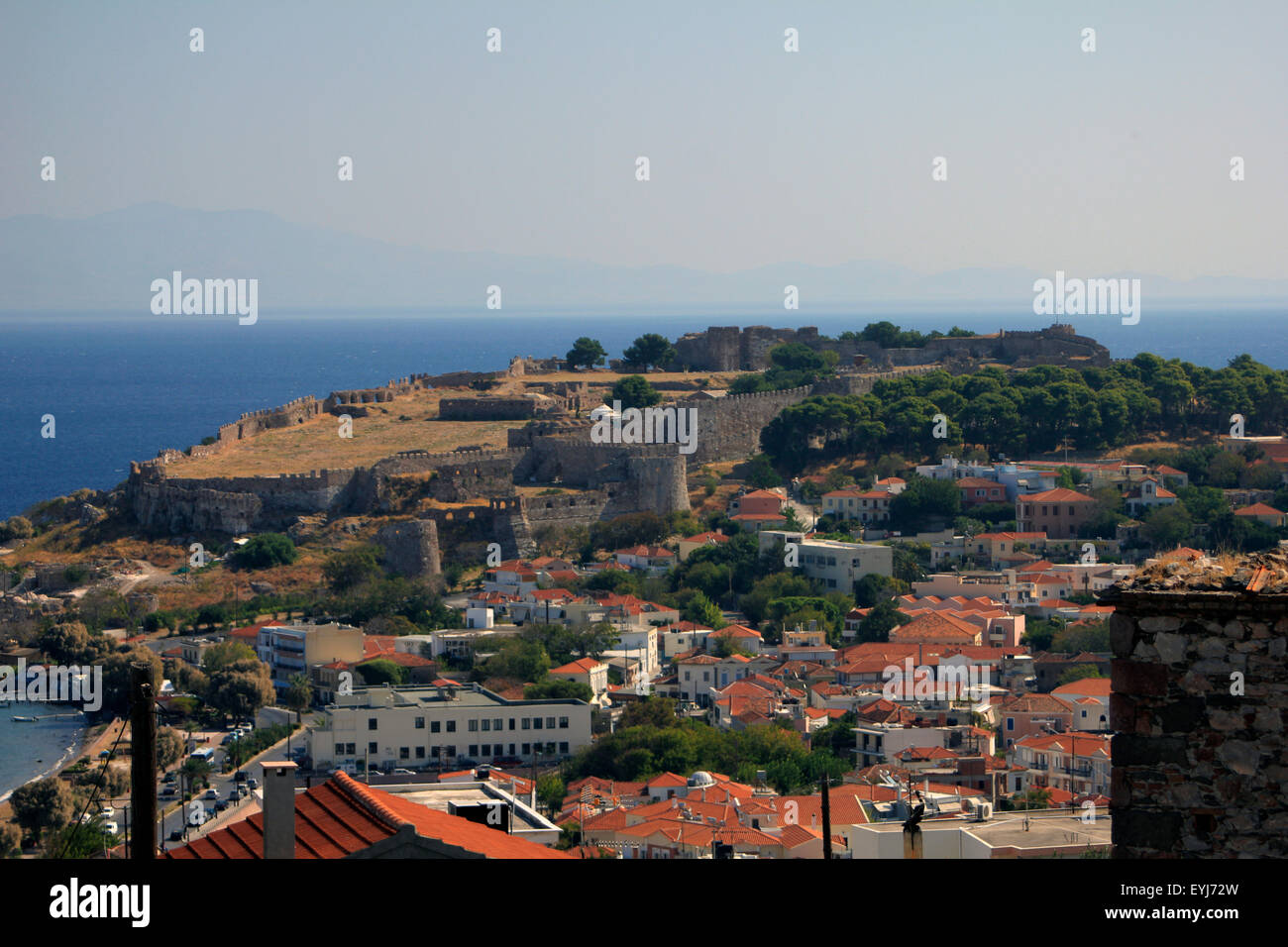 Mytilinis Burg auf dem Hügel der Ferne und Kato Skala Bereich. Blick vom Sinoikismos / Sinikismos Bereich. Lesbos. Stockfoto