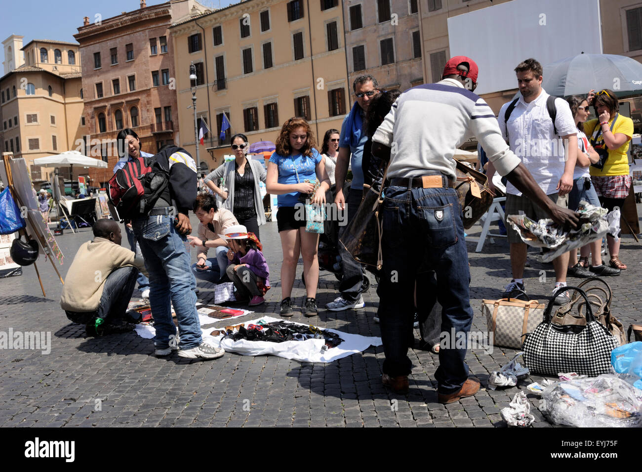 Italien, Rom, Piazza Navona, Einwanderer, die gefälschte Waren an Touristen verkaufen Stockfoto