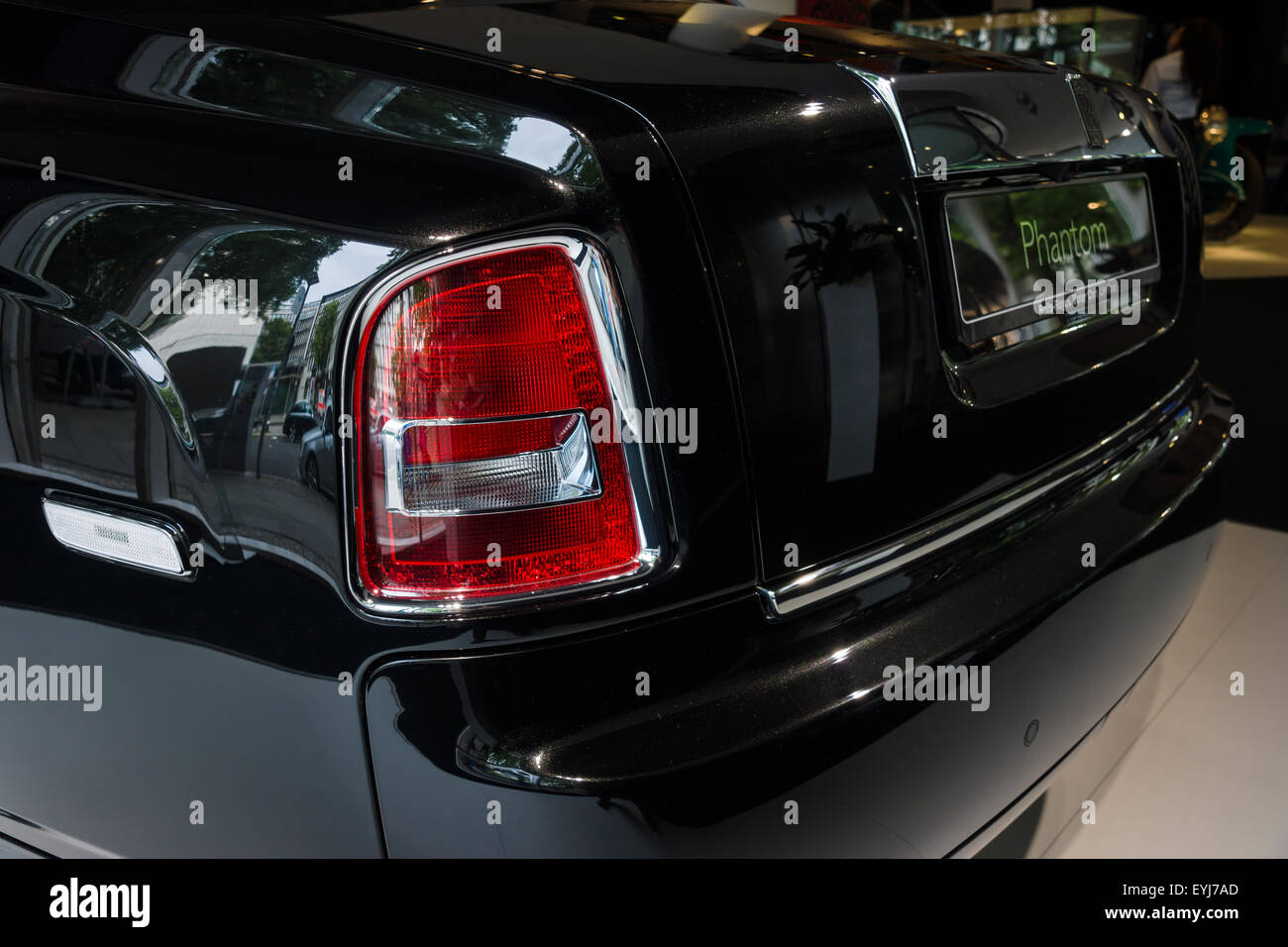 BERLIN - 14. Juni 2015: Fragment der Full-Size-Luxus-Auto Rolls-Royce Phantom Series II (ab 2012). Sicht nach hinten. Der Klassiker Stockfoto