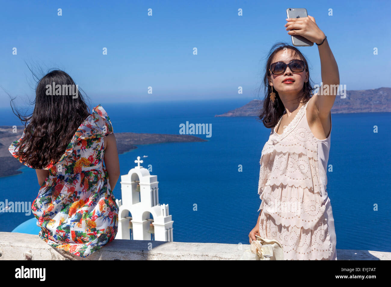 Zwei junge Frauen, Firostefani, Santorini, griechische Inseln, Kykladen, Griechenland Stockfoto