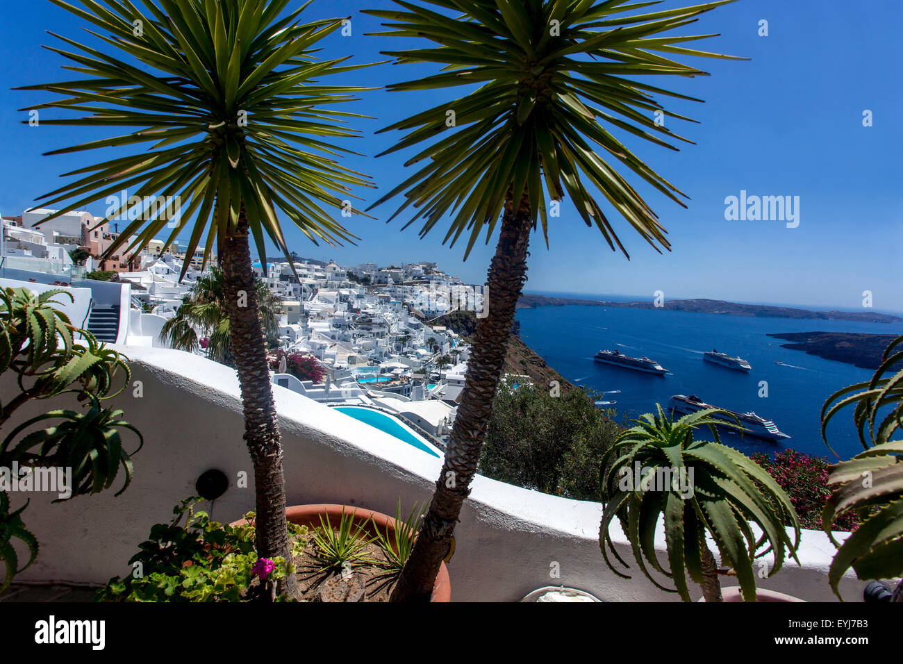 Firostefani Blick auf Kreuzfahrtschiffe in der Caldera von der Terrasse über dem Meer Santorini Landschaft Griechische Inseln Kykladen, Griechenland EuropaTourismus Stockfoto