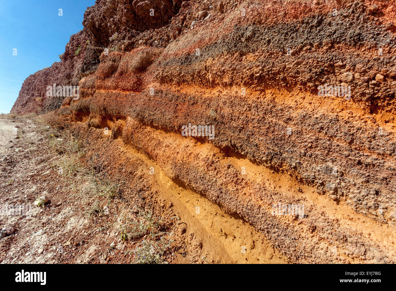 Der Weg von Imerovigli nach Oia, Santorin, griechische Inseln, Kykladen, Griechenland vulkanisches Profil, Red Rock Profile Volcano Volcanic Rocks Stockfoto