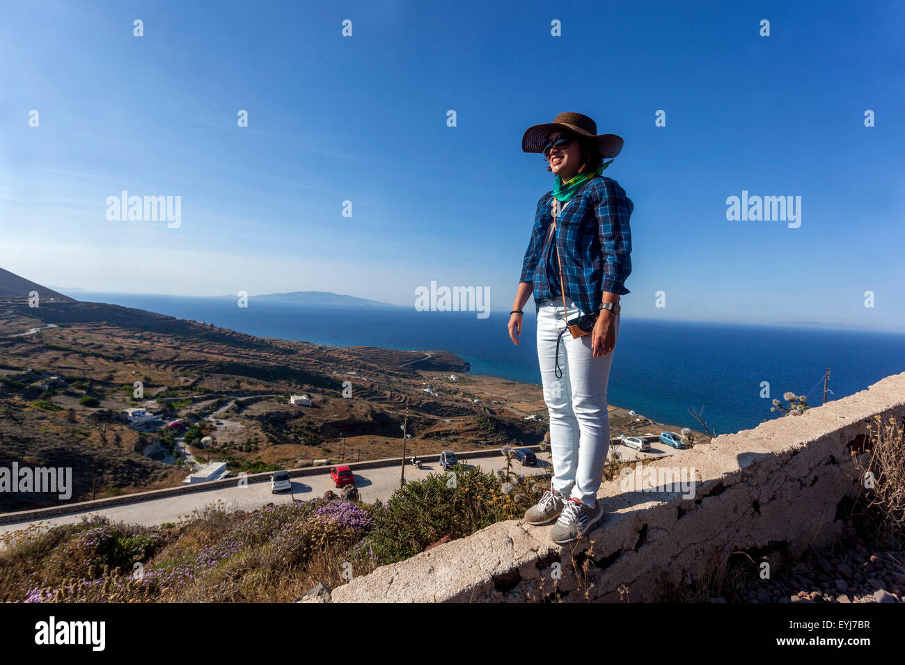 Frau auf dem Weg von Imerovigli nach Oia, Santorini Touristische griechische Inseln, Kykladen Griechenland Stockfoto