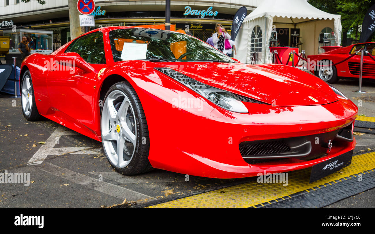 BERLIN - 14. Juni 2015: Sportwagen Ferrari 458 Spider (seit 2011). Die Classic Days am Kurfürstendamm. Stockfoto