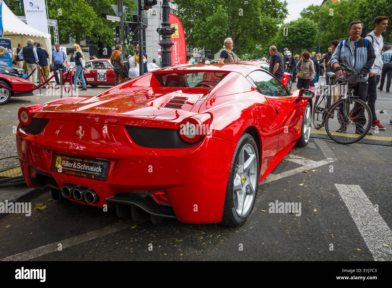 BERLIN - 14. Juni 2015: Sportwagen Ferrari 458 Spider (seit 2011). Sicht nach hinten. Die Classic Days am Kurfürstendamm. Stockfoto