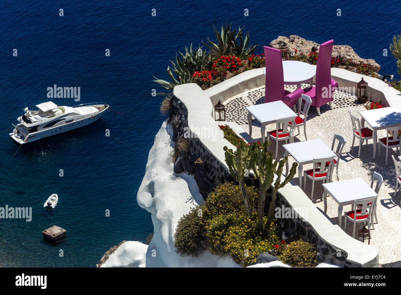Luxus-Platz über dem Meer Blick Santorini Restaurant Esstisch bereit für Gäste Oia griechische Inseln, Kykladen, Griechenland Yacht Luxus Lifestyle Stockfoto