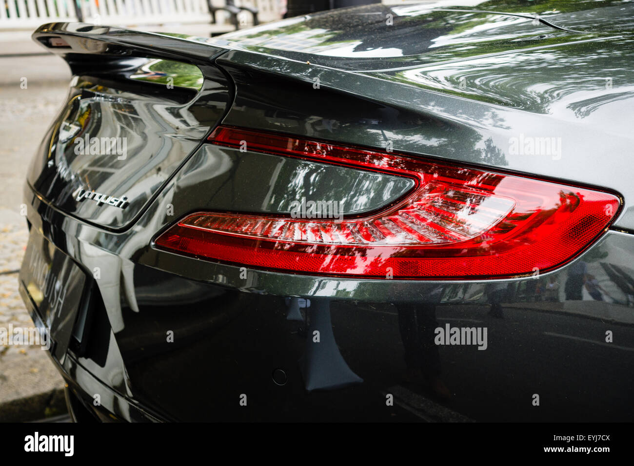 Ampel und Blinker eines Luxuswagens Aston Martin Vanquish (ab 2012). Die Classic Days am Kurfürstendamm. Stockfoto