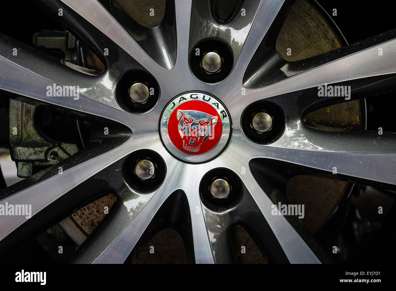 Die vordere Bremsanlage eines executive Kleinwagens Jaguar XE 20D (ab 2015). Die Classic Days am Kurfürstendamm. Stockfoto