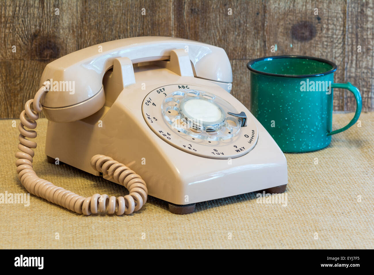 Telefon mit Wählscheibe und cup Stockfoto
