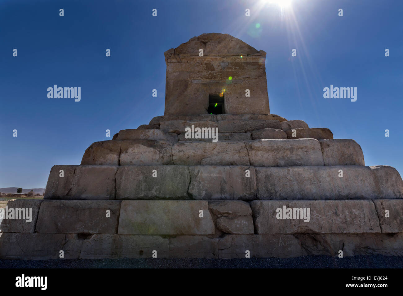 Grabmal von Kyros dem großen mit Sonne Flare, Pasargadae, Iran Stockfoto