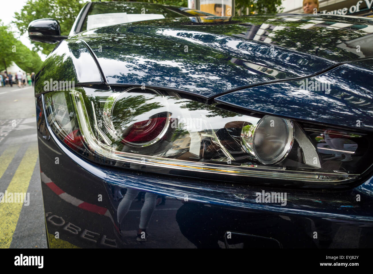 BERLIN - 14. Juni 2015: Fragment des executive Kompaktwagens Jaguar XE 20D (ab 2015). Die Classic Days am Kurfürstendamm. Stockfoto