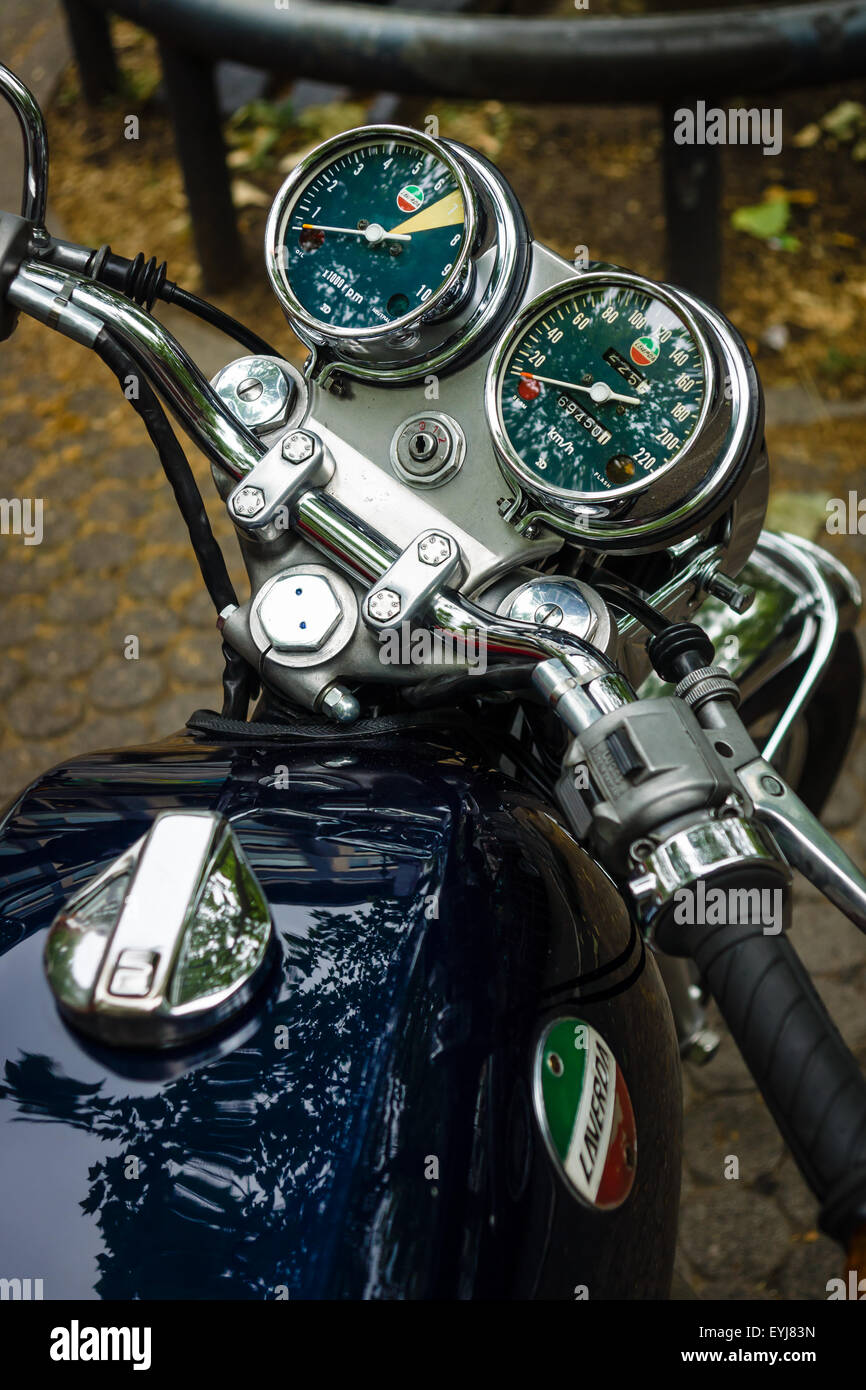 BERLIN - 14. Juni 2015: Auf dem Armaturenbrett eines Motorrades Laverda 750 SF. Die Classic Days am Kurfürstendamm. Stockfoto