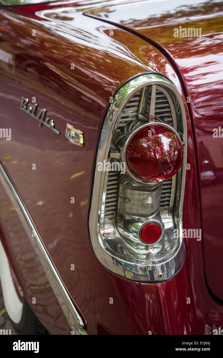 Ampel eines Full-Size-Autos Chevrolet Bel Air (zweite Generation), 1956. Die Classic Days am Kurfürstendamm. Stockfoto