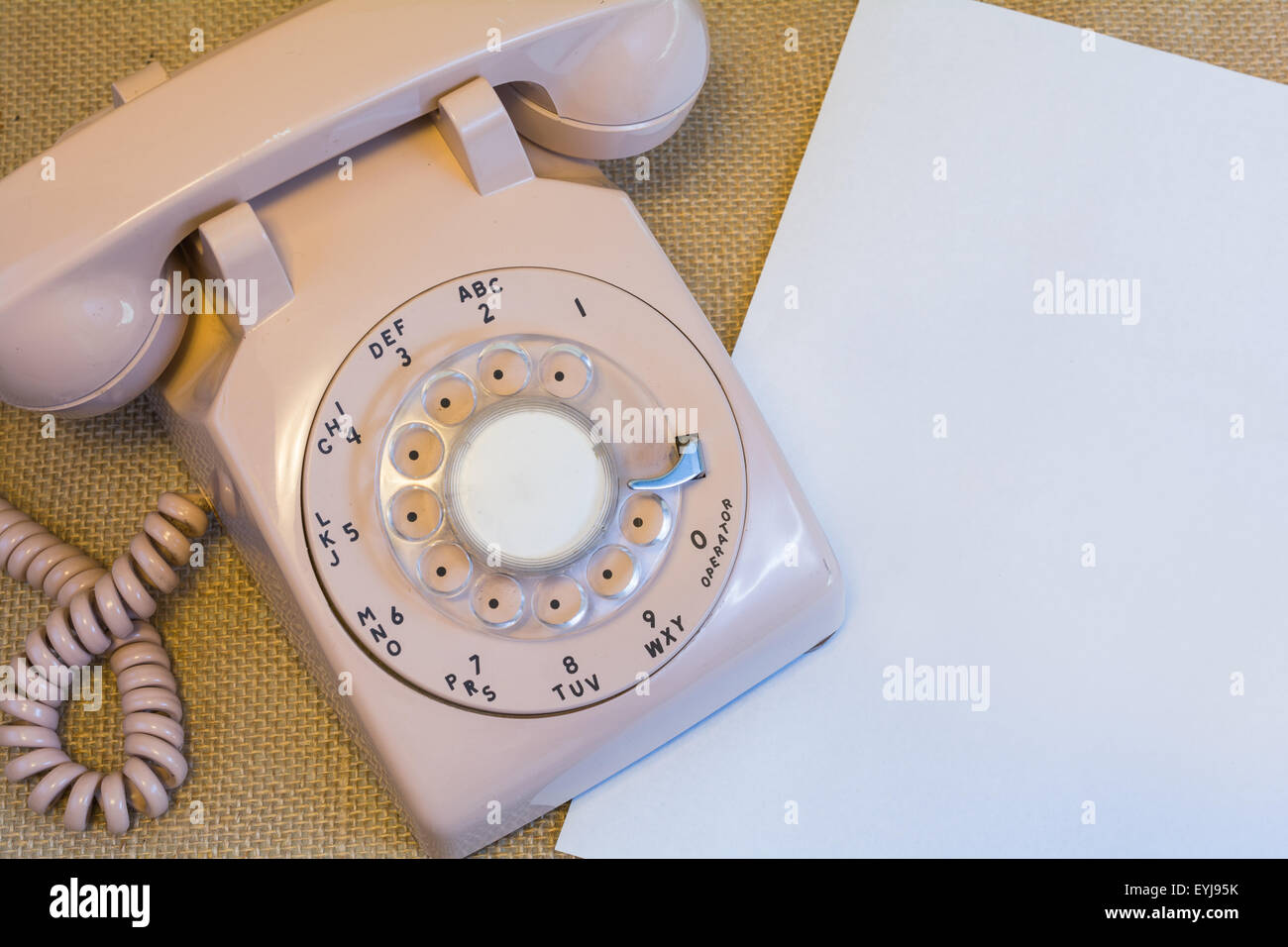 Rotierende Telefon mit Papier Stockfoto