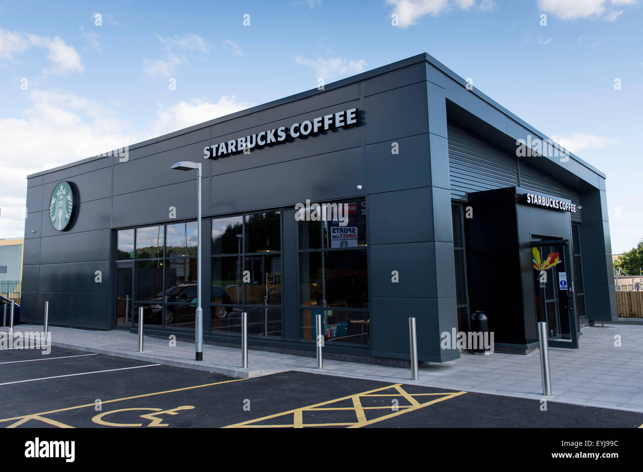 Eine Fahrt durch Starbucks Kaffee Lagern in Bridgend, South Wales. Stockfoto