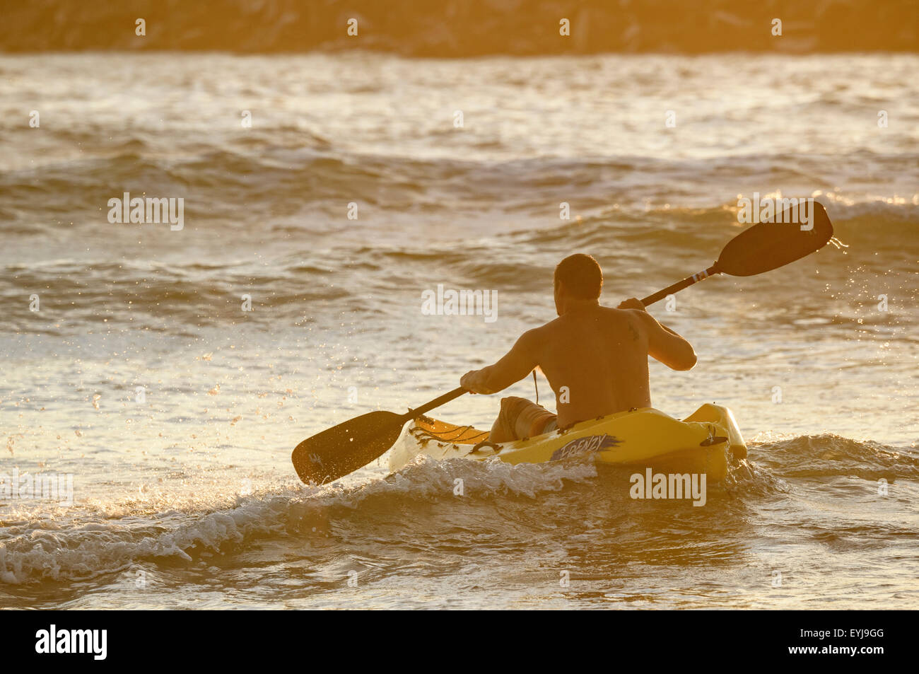 Mann Kajak in Brandung am Ocean Beach, CA Stockfoto