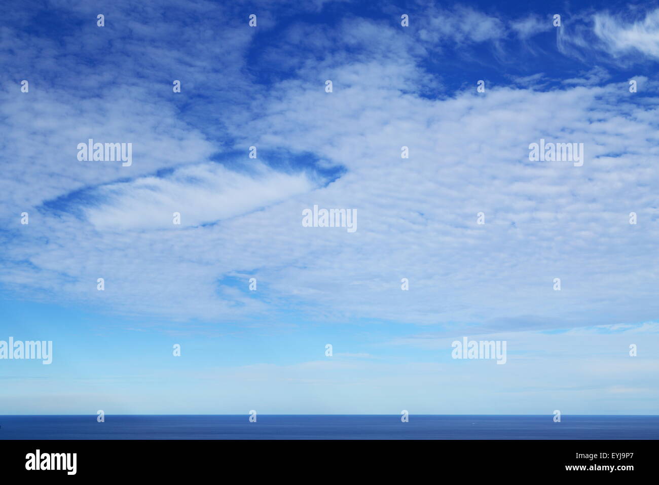 Eine Wolke Bildung Tknown als ein Fallstreak Loch, auch bekannt als ein Loch Punch Cloud, Punsch Loch Cloud, Skypunch und andere Namen. Stockfoto