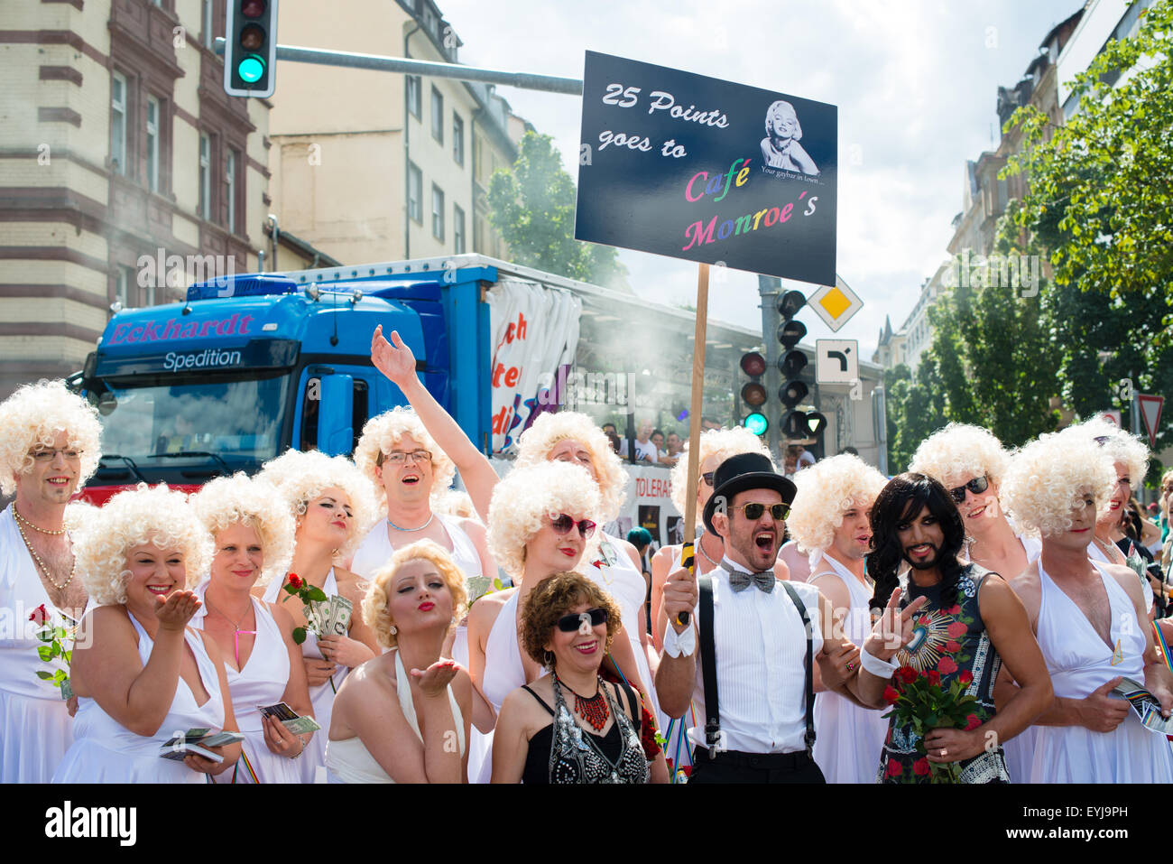 Stuttgart, Deutschland - 25. Juli 2015: Mehrere Männer gekleidet als Marilyn Monroe während der Christopher Street Day 2015 in Stuttgart. T Stockfoto