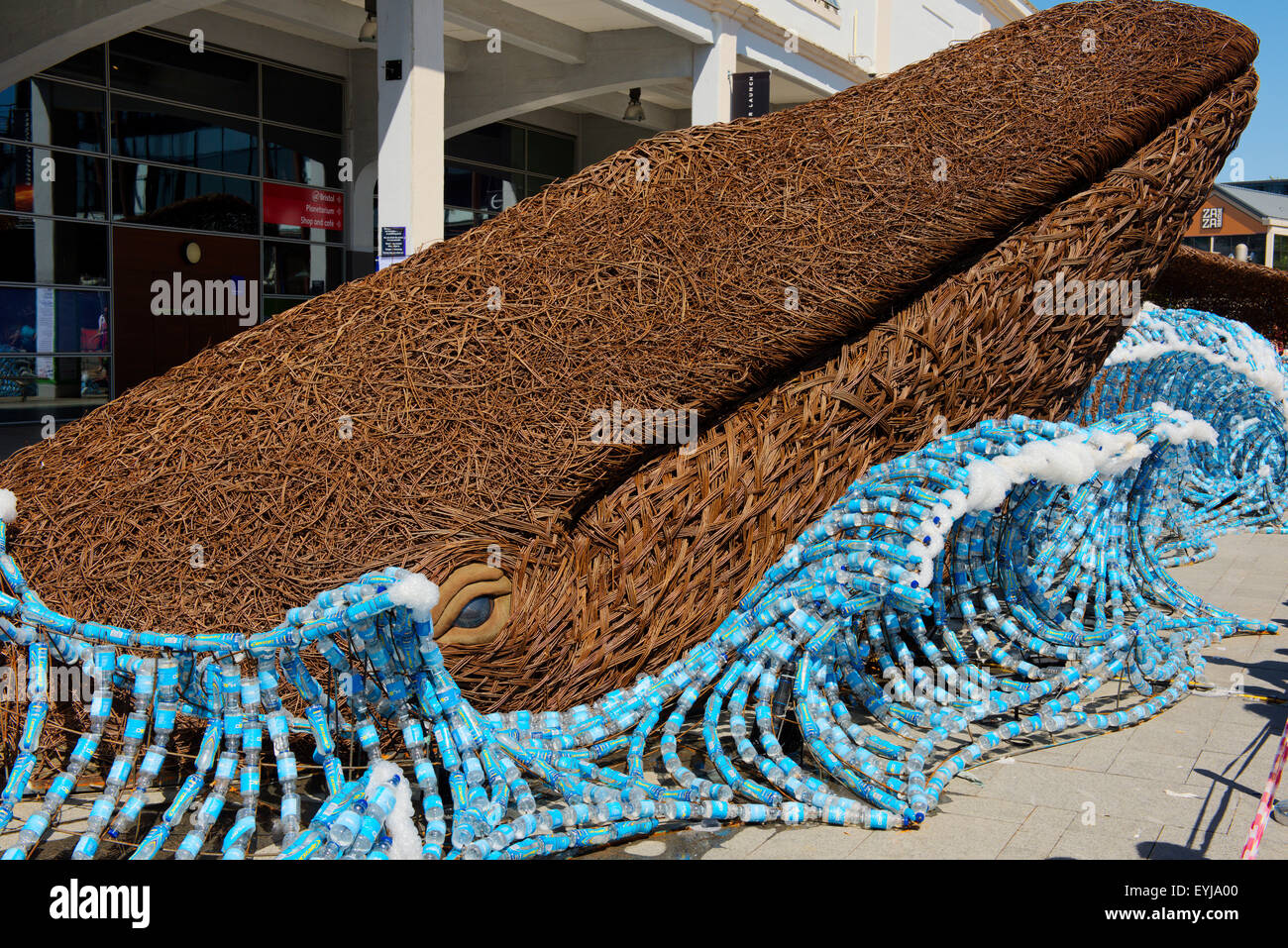 Leiter der The Bristol Wale, eine temporäre Kunst-Instillation aus recycelten Materialien hergestellt, Bristol Millennium Square Stockfoto