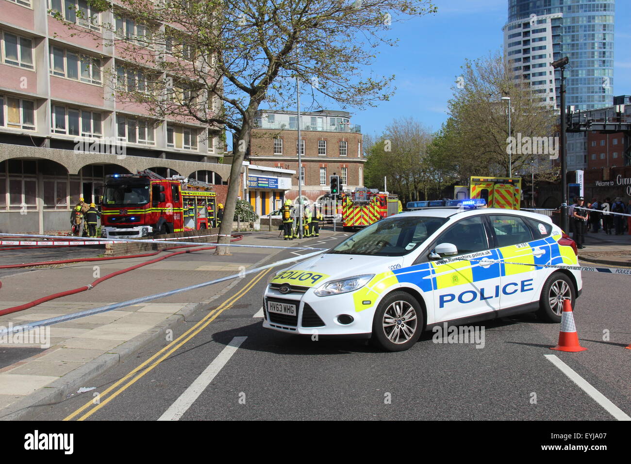 EIN 2013 HAMPSHIRE POLIZEI FORD POLIZEI STREIFENWAGEN, DIE TEILNAHME AN EINEM FEUER IN PORTSMOUTH IN HAMPSHIRE, ENGLAND UK Stockfoto