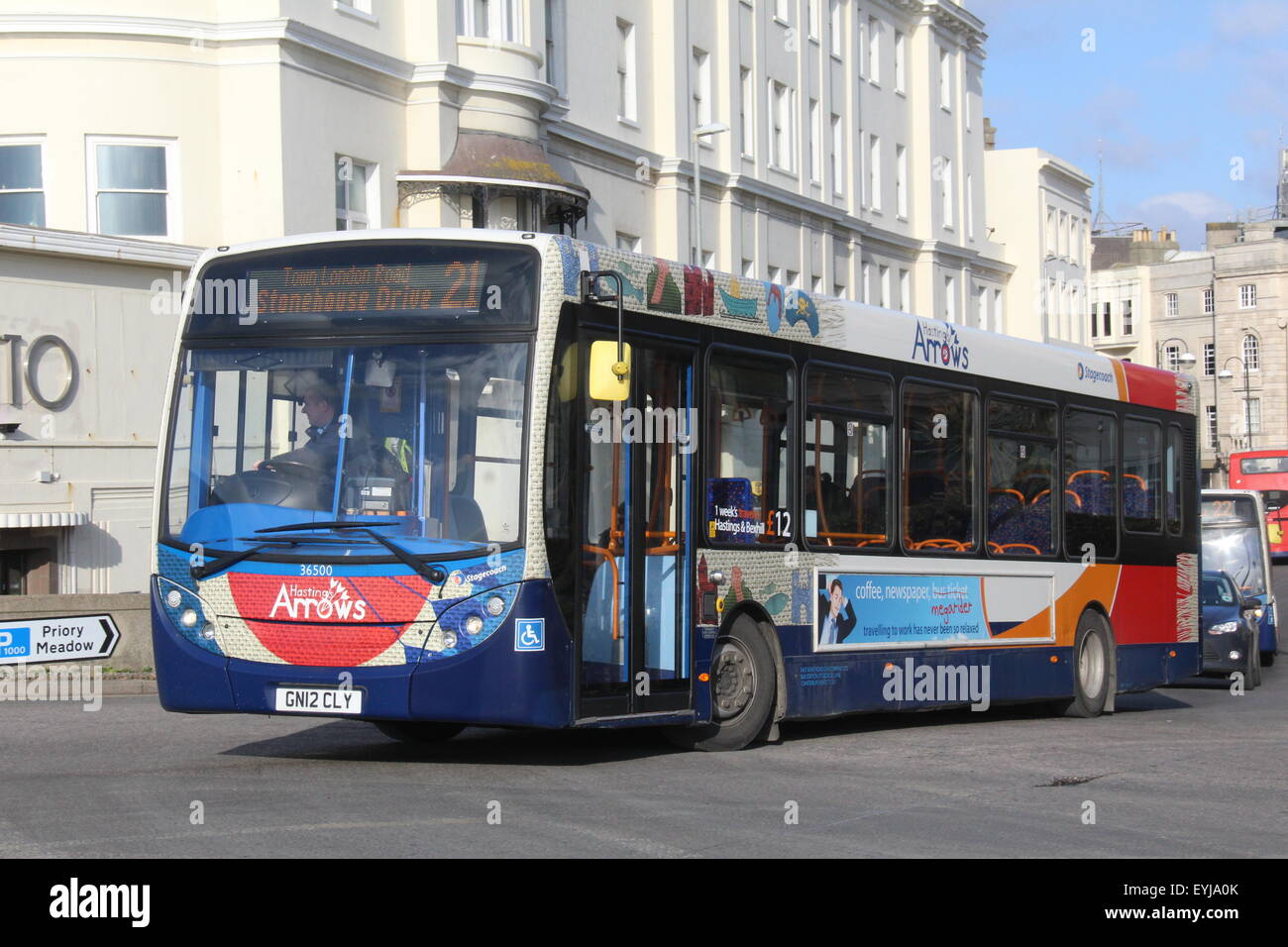 EINE POSTKUTSCHE 2012 ALEXANDER DENNIS ADL ENVIRO 200 SINGLE-DECK-BUS IN HASTINGS AUF EINEN LOKALEN PFEILE-BUS-SERVICE Stockfoto