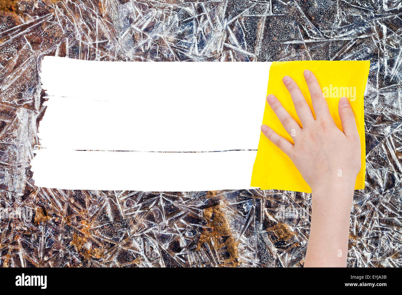 Saison Konzept - Hand löscht gefrorenen Eis durch gelbe Lappen aus Bild und weißem leeren textfreiraum erscheinen Stockfoto