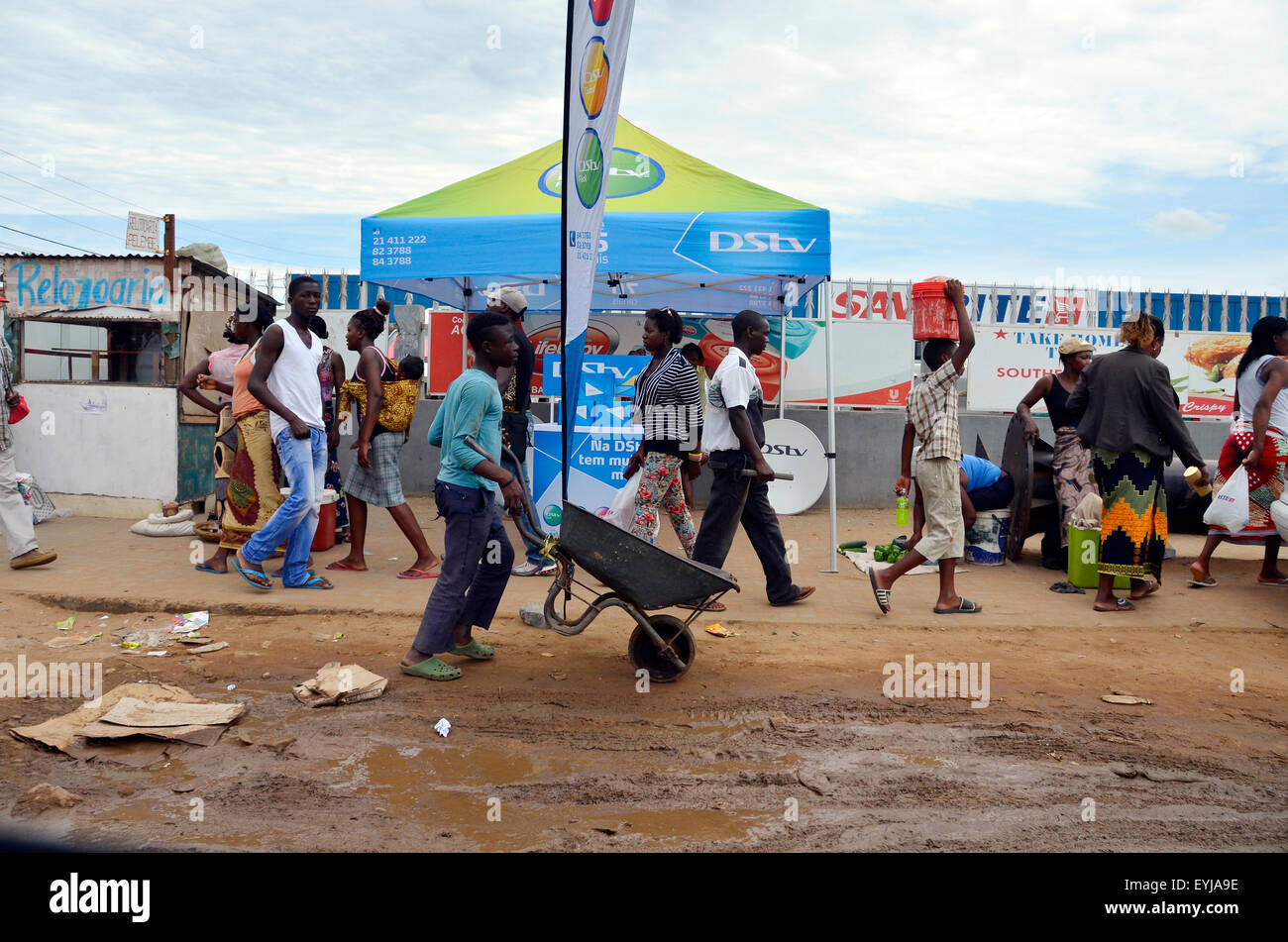 Am Straßenrand Szenen aus dem Leben von Inhambane, Maputo, Mozabique, Dez 2015 Stockfoto
